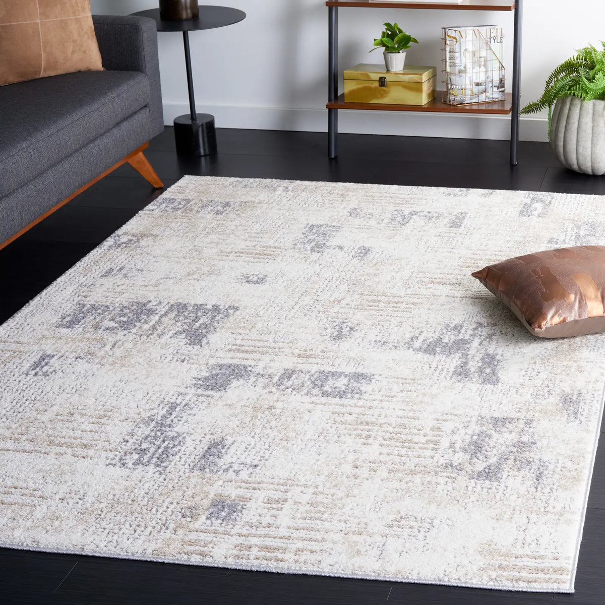 Safavieh Opal 4'-0" x 6'-0" Rug in Ivory / Grey