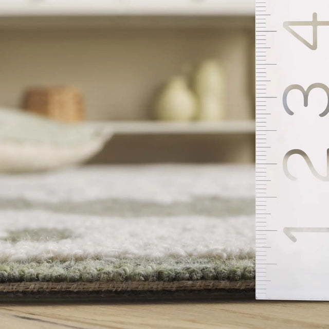 Safavieh Marquee 4'-0" x 6'-0" Rug in Green / Ivory