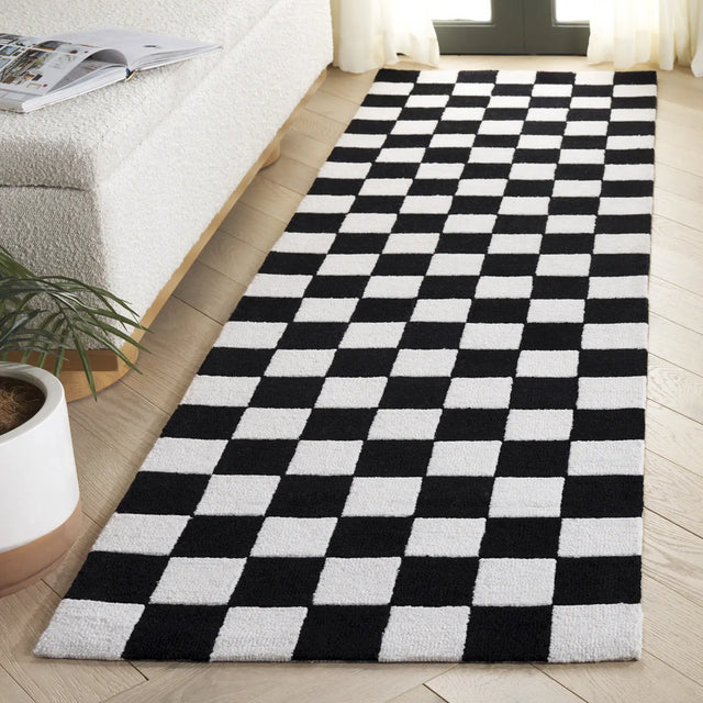Safavieh Ebony 2'-3" x 8'-0" Rug in Black / Ivory