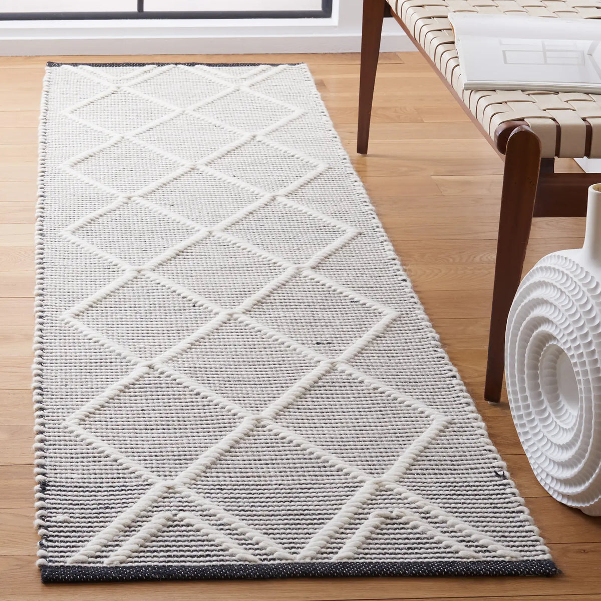 Safavieh Natura 2'-3" x 8'-0" Rug in Black / Ivory