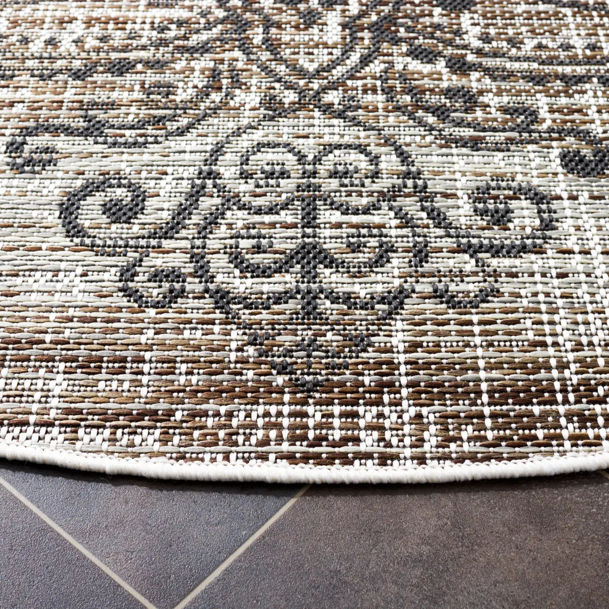 Safavieh Havana 6'-7" x 6'-7" Rug in Light Brown / Black