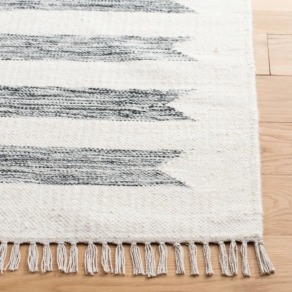 Safavieh Kilim 4'-0" x 6'-0" Rug in Ivory / Black