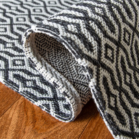 Safavieh Augustine 4'-0" x 6'-0" Rug in Black / Light Grey