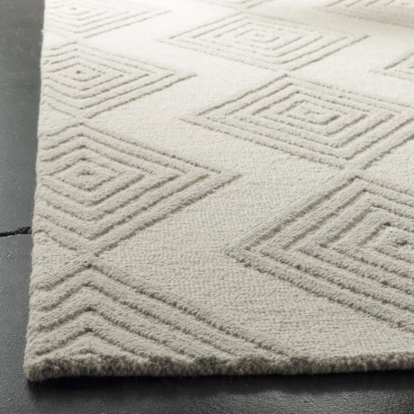 Safavieh Blossom 5'-0" x 8'-0" Rug in Ivory / Silver