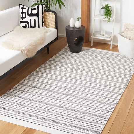 Safavieh Kilim 4'-0" x 6'-0" Rug in Ivory / Black