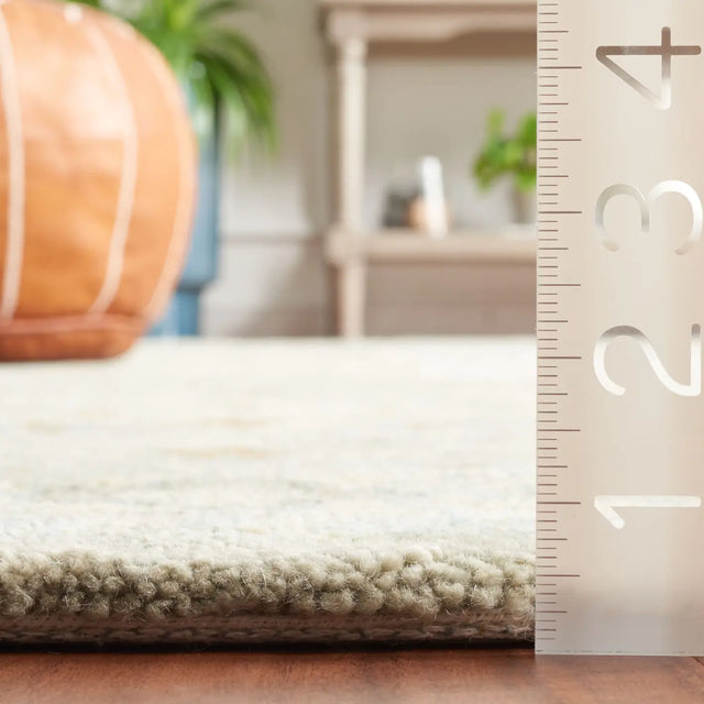 Safavieh Heritage 4'-0" x 6'-0" Rug in Green / Ivory