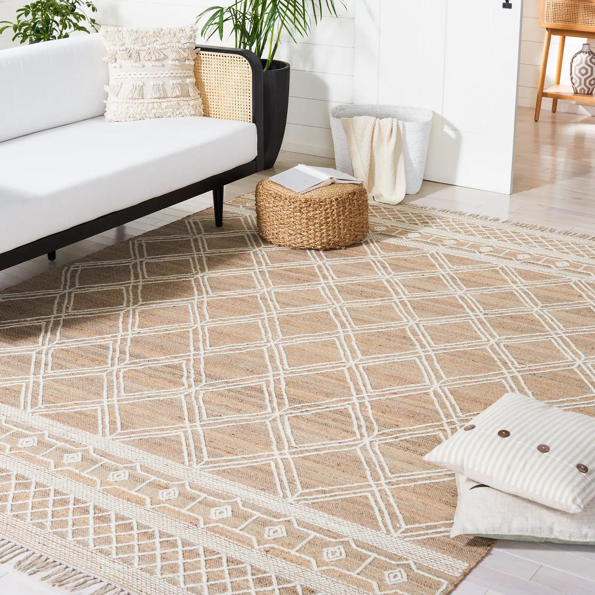 Safavieh Kilim 8'-0" x 10'-0" Rug in Natural / Ivory