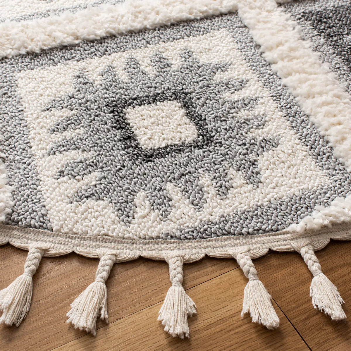 Safavieh Moroccan Tassel Shag 6'-7" x 6'-7" Rug in Ivory / Grey