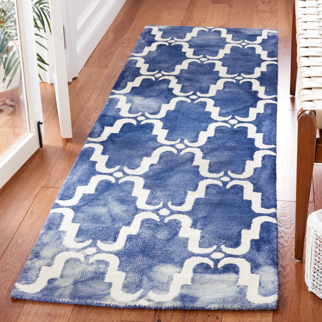 Safavieh Dip Dye 2'-3" x 8'-0" Rug in Navy / Ivory