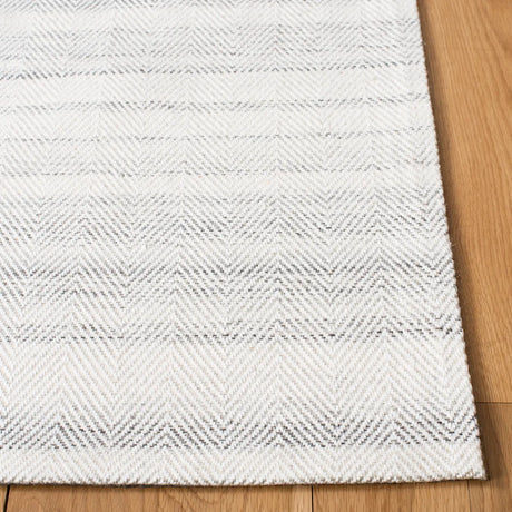 Safavieh Marbella 4'-0" x 6'-0" Rug in Grey / Ivory