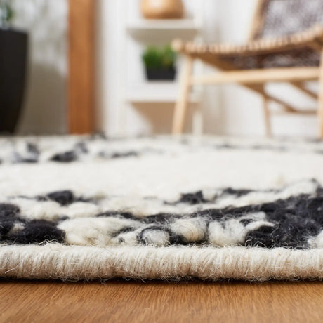 Safavieh Manhattan 4'-0" x 6'-0" Rug in Ivory / Black