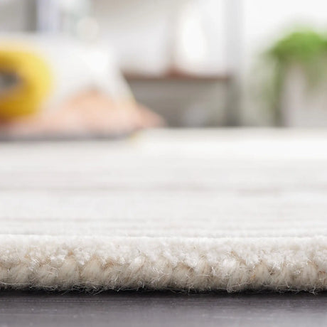 Safavieh Fifth Avenue 4'-0" x 6'-0" Rug in Natural / Grey