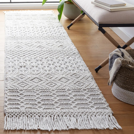Safavieh Casablanca 2'-3" x 8'-0" Rug in Grey / Ivory