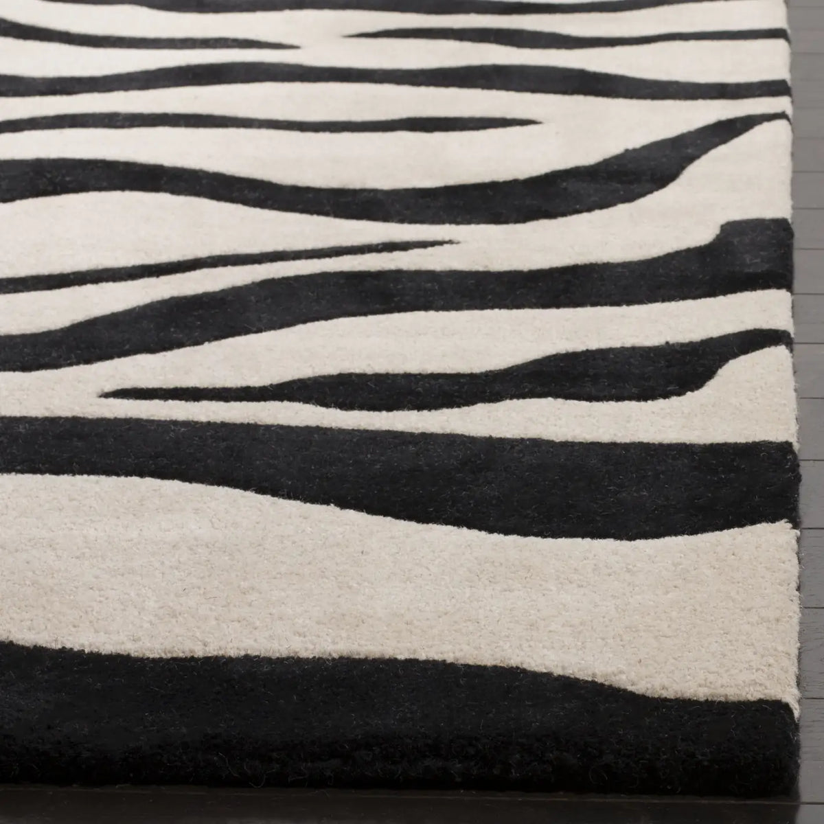 Safavieh Soho 5'-0" x 8'-0" Rug in Beige / Black