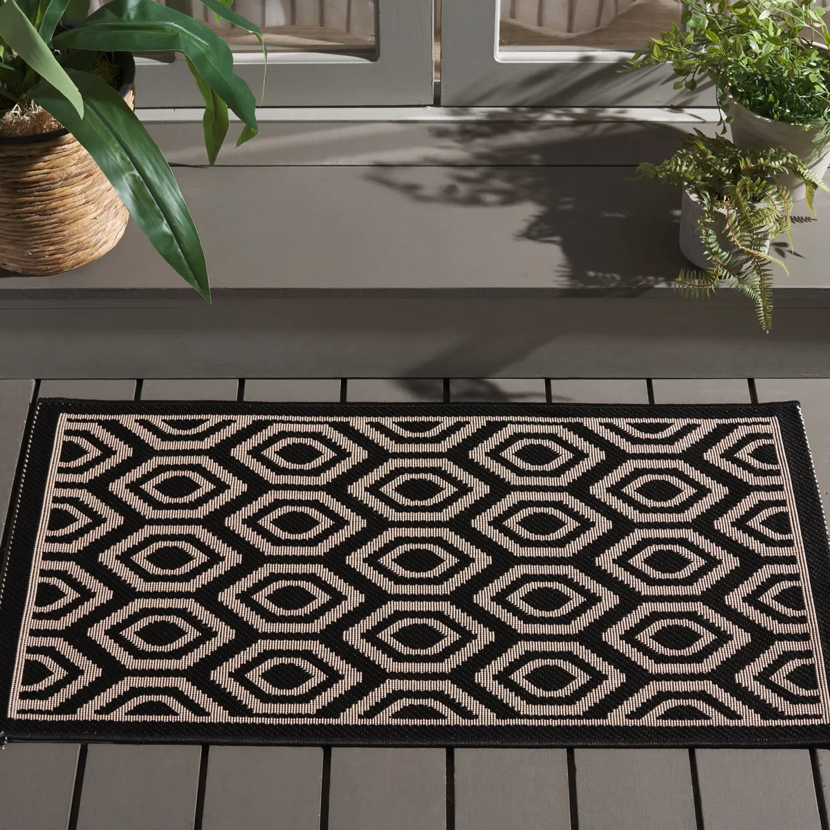 Safavieh Courtyard 2'-0" x 3'-7" Rug in Black / Beige