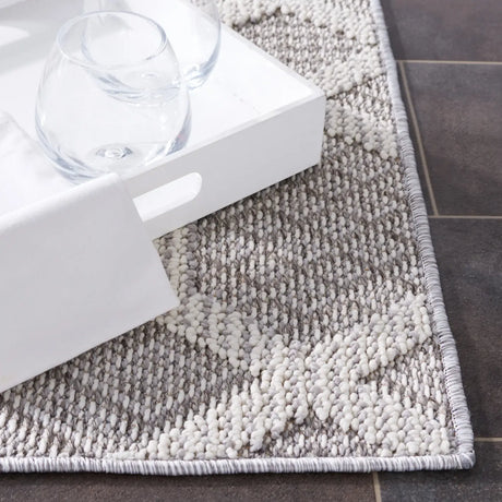 Safavieh Global 4'-0" x 6'-0" Rug in Grey / Ivory