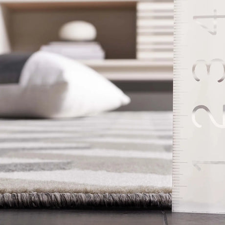 Safavieh Pyramid 4'-5" x 6'-5" Rug in Grey / Ivory