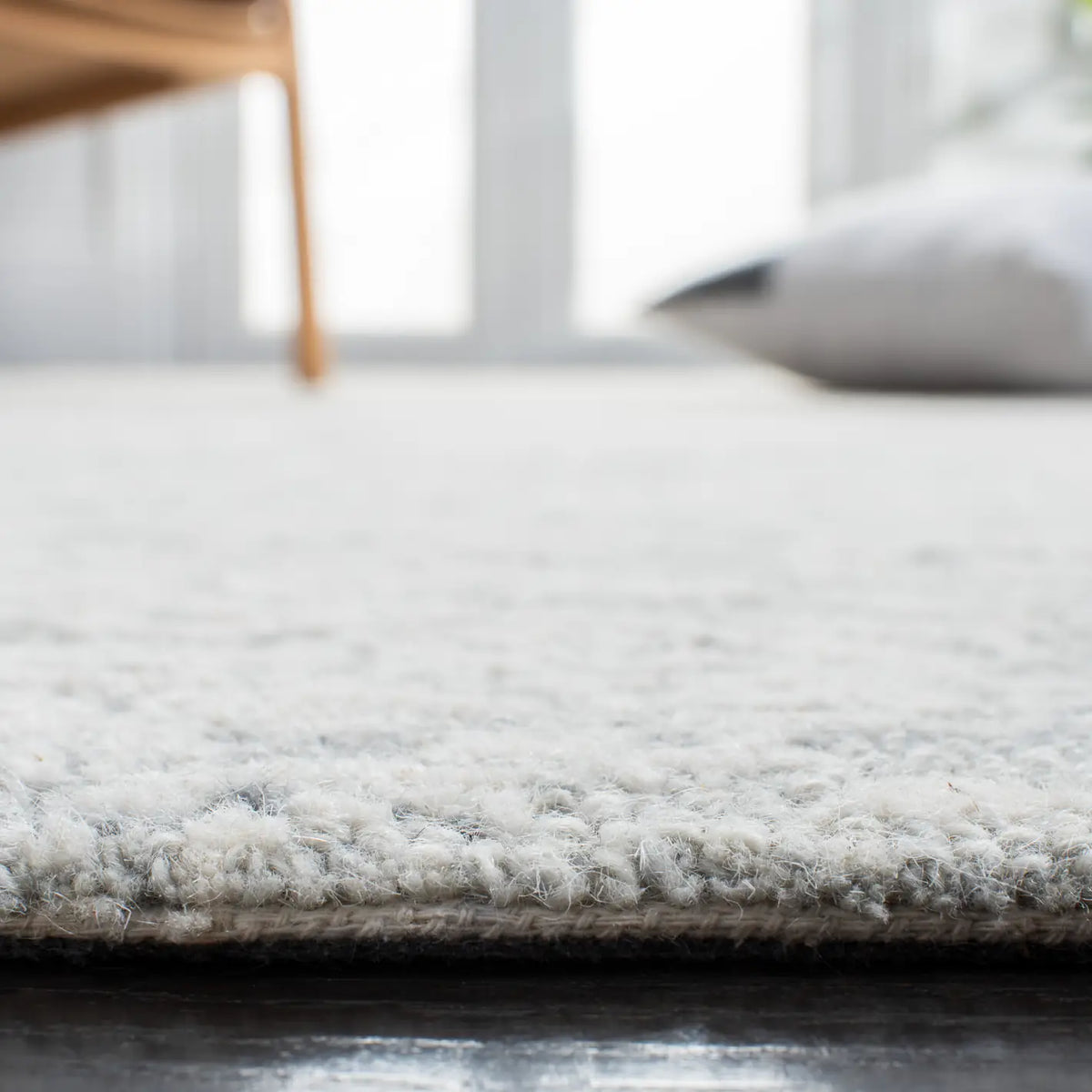 Safavieh Metro 4'-0" x 6'-0" Rug in Light Grey