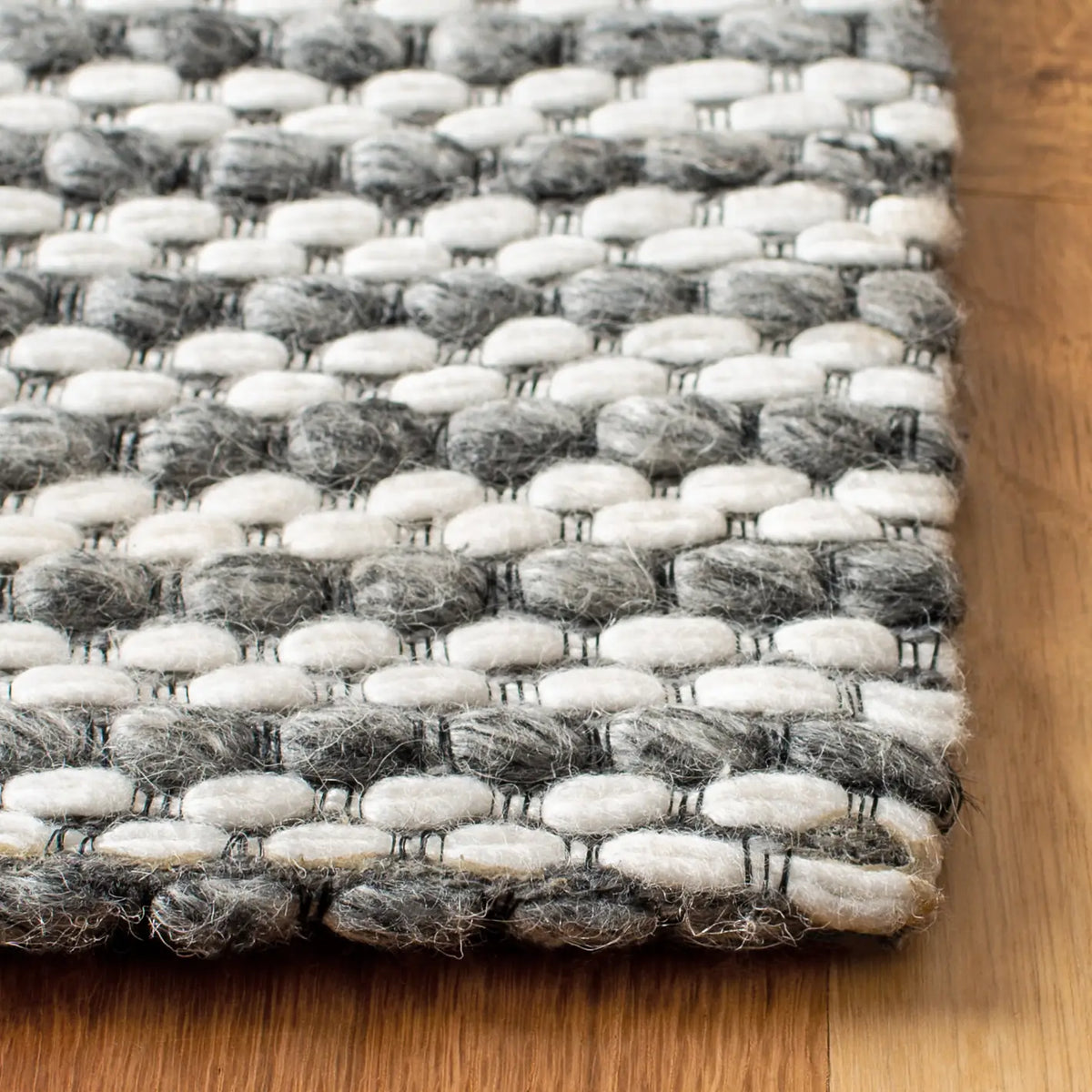 Safavieh Marbella 4'-0" x 6'-0" Rug in Charcoal / Ivory