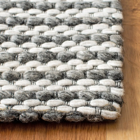 Safavieh Marbella 4'-0" x 6'-0" Rug in Charcoal / Ivory