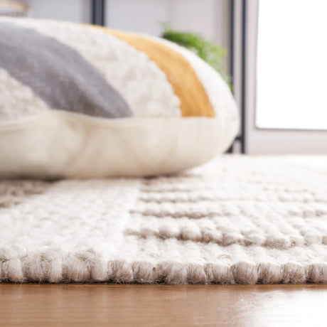 Safavieh Natura 4'-0" x 6'-0" Rug in Ivory / Grey