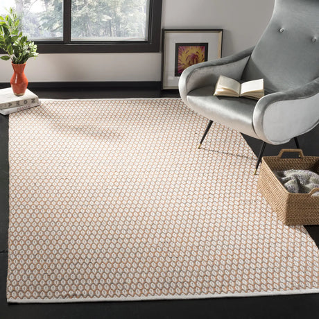 Safavieh Montauk 4'-0" x 6'-0" Rug in Orange / Ivory