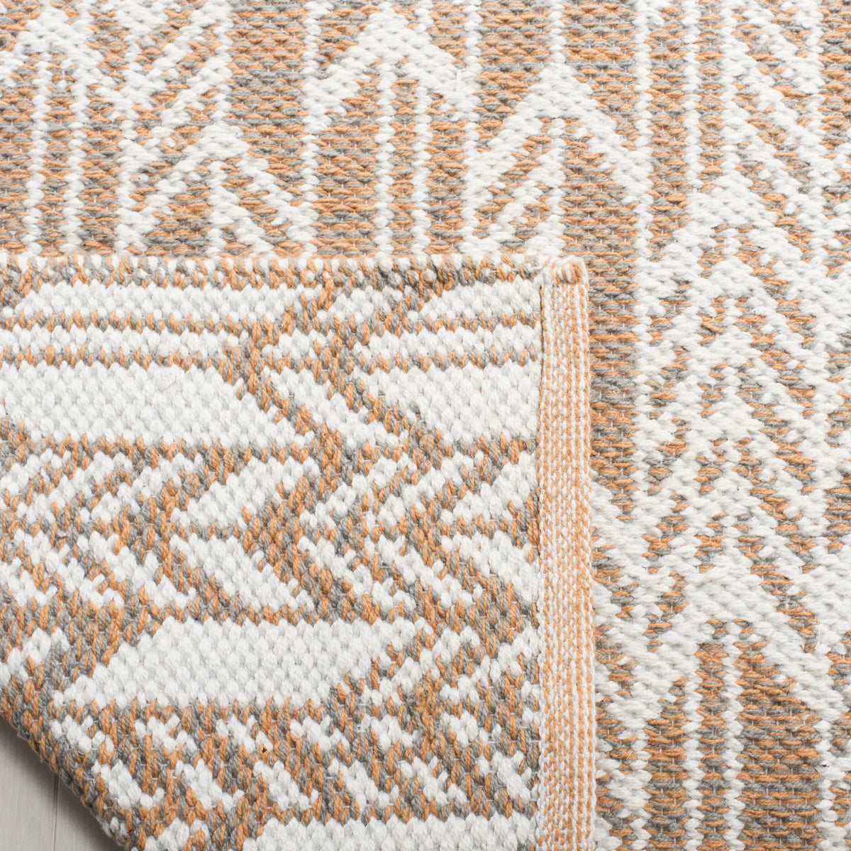 Safavieh Montauk 5'-0" x 8'-0" Rug in Orange / Ivory