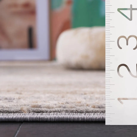 Safavieh Invista 5'-3" x 7'-6" Rug in Beige / Cream