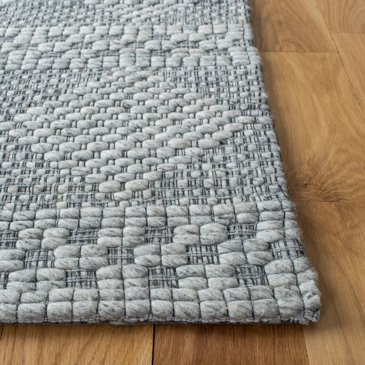 Safavieh Marbella 4'-0" x 6'-0" Rug in Silver / Grey