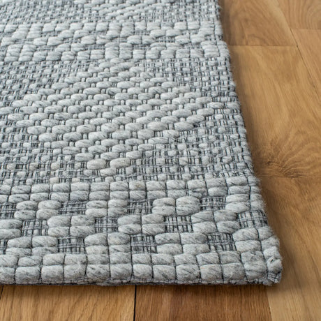 Safavieh Marbella 4'-0" x 6'-0" Rug in Silver / Grey