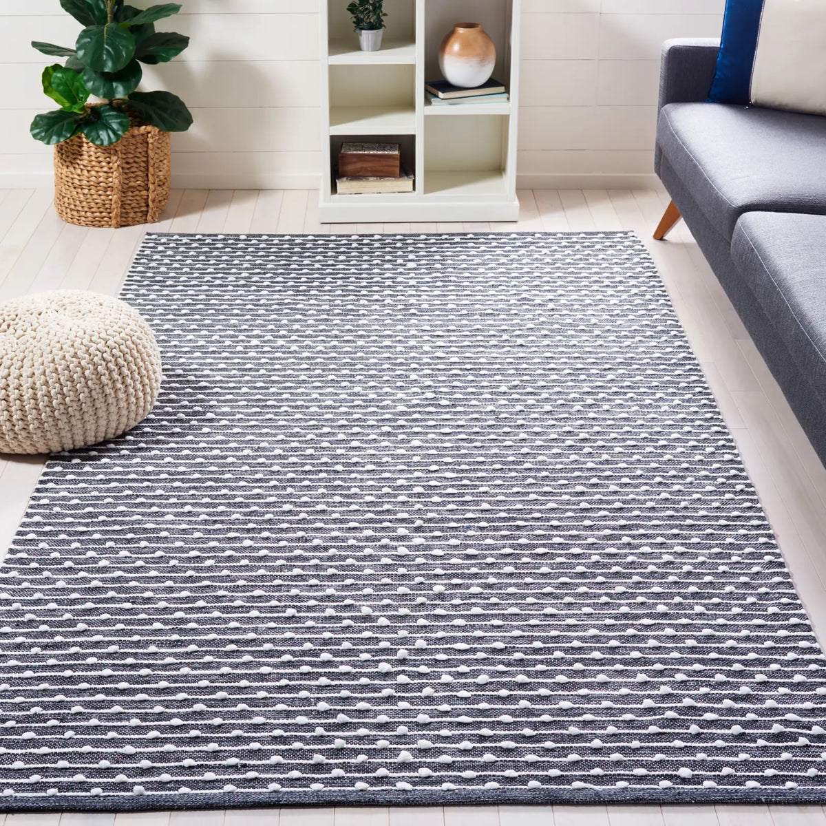 Safavieh Montauk 4'-0" x 6'-0" Rug in Grey / Ivory