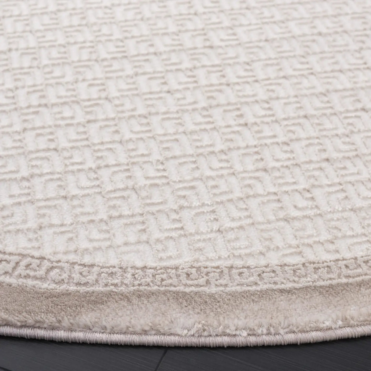 Safavieh Prestige 6'-7" x 6'-7" Rug in Ivory / Beige