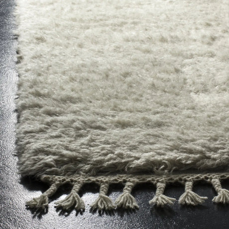 Safavieh Casablanca 5'-0" x 8'-0" Rug in Grey