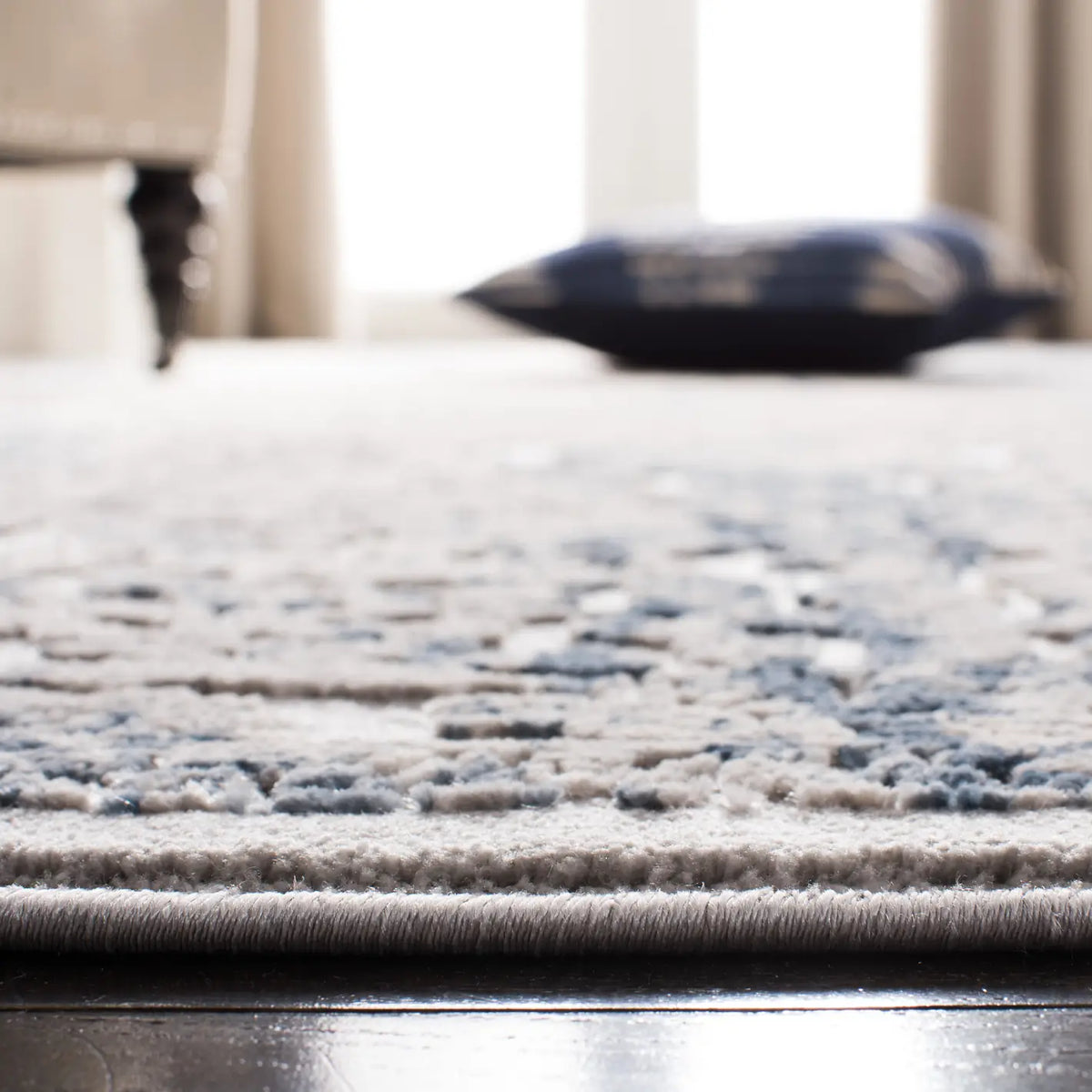 Safavieh Invista 4'-0" x 6'-0" Rug in Grey / Ivory