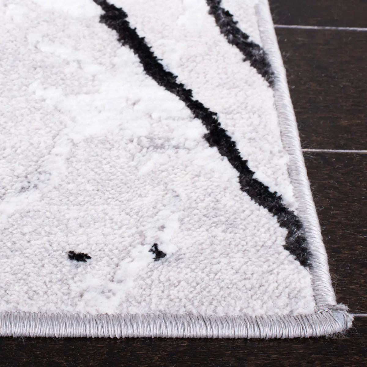 Safavieh Amelia 4'-5" x 6'-5" Rug in Grey / Black