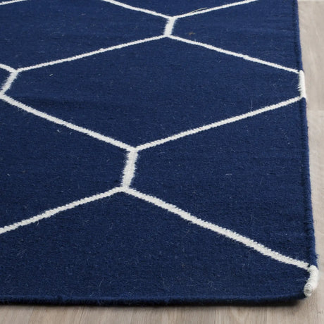Safavieh Dhurries 4'-0" x 6'-0" Rug in Navy / Ivory