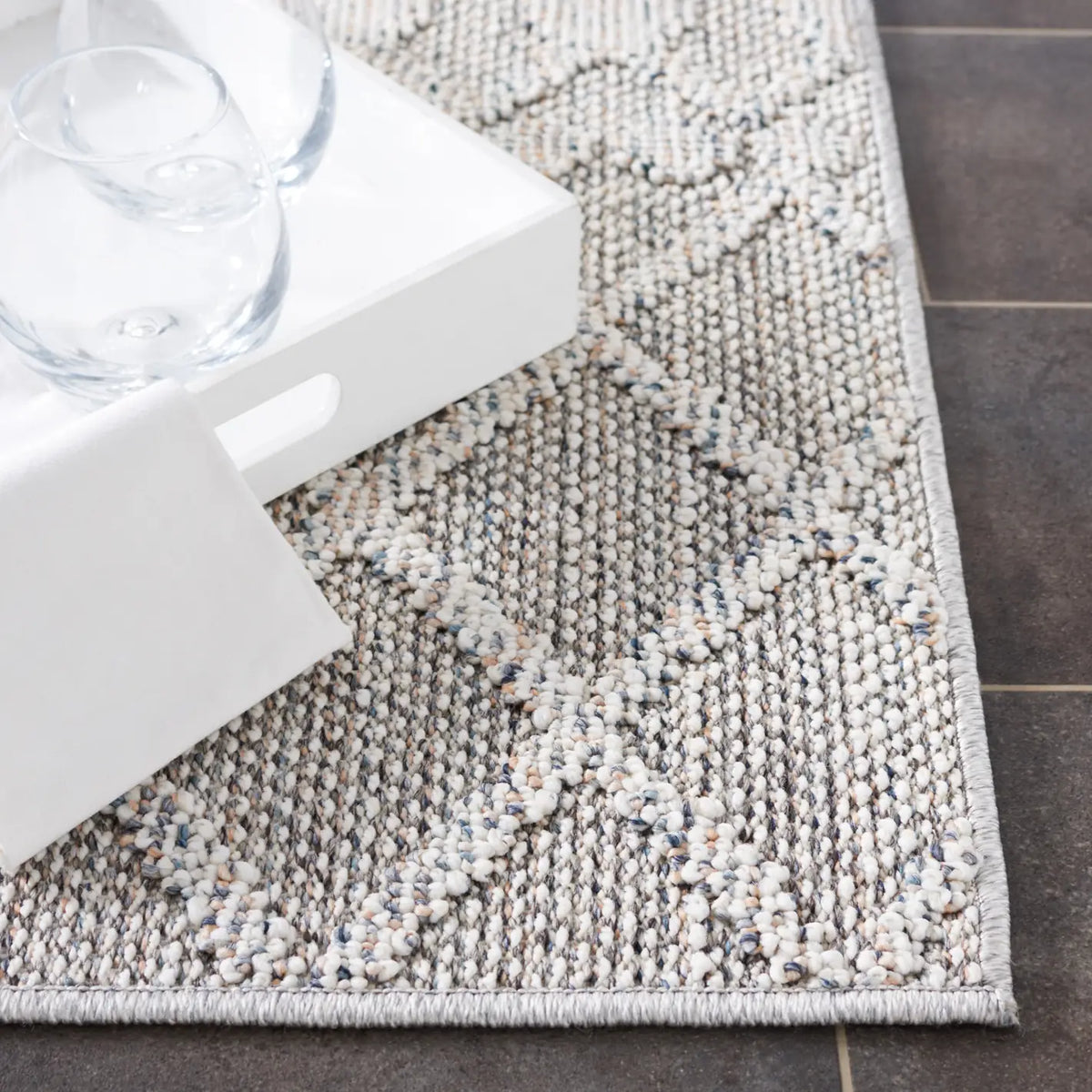 Safavieh Global 4'-0" x 6'-0" Rug in Grey / Ivory