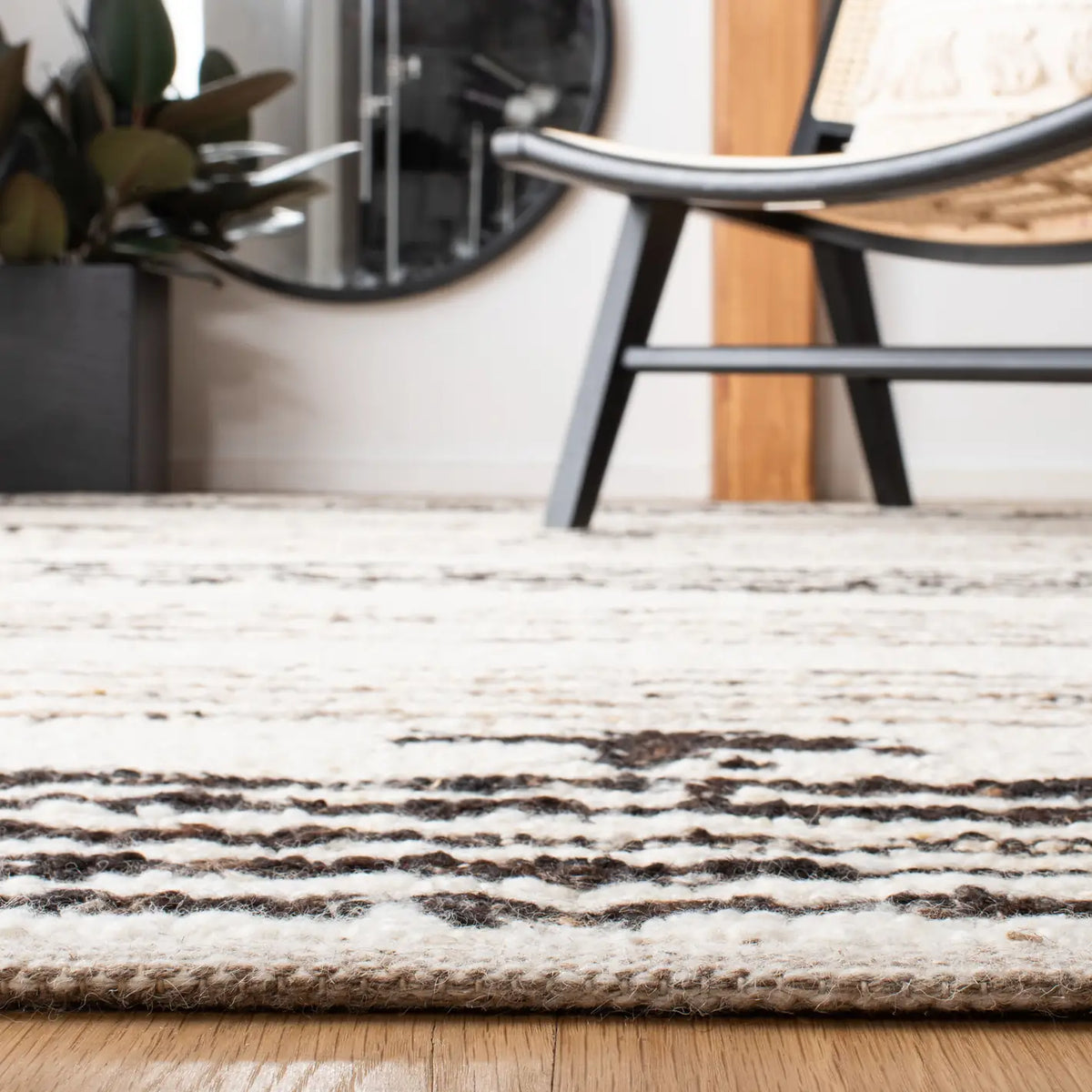 Safavieh Natura 4'-0" x 6'-0" Rug in Black / Ivory