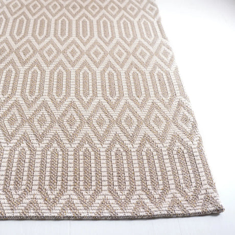 Safavieh Martha Stewart 5'-0" x 7'-0" Rug in Taupe / Cream