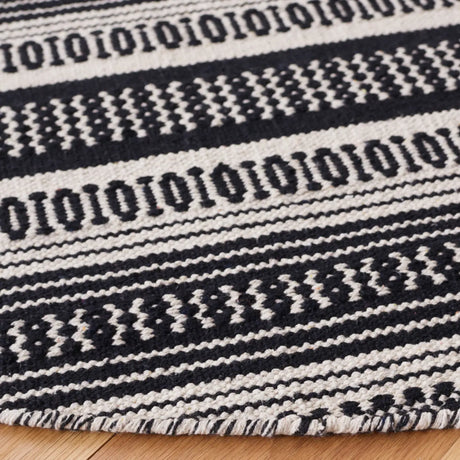 Safavieh Montauk 6'-0" x 6'-0" Rug in Black / Ivory