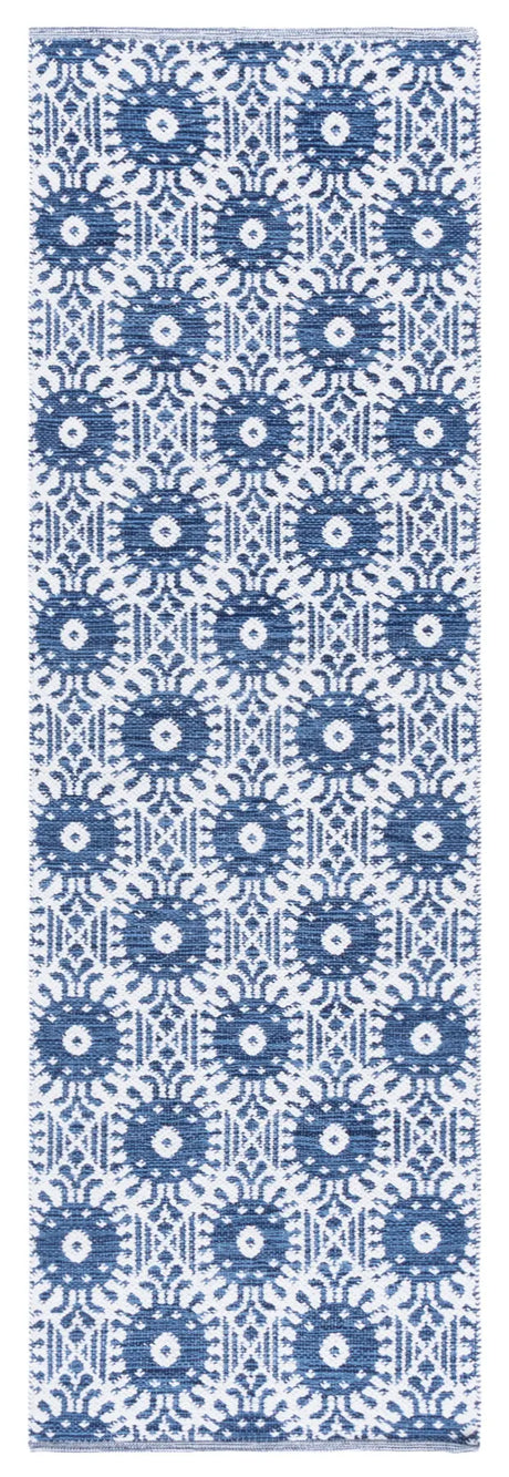 Safavieh Montauk 2'-3" x 7'-0" Rug in Navy / Ivory