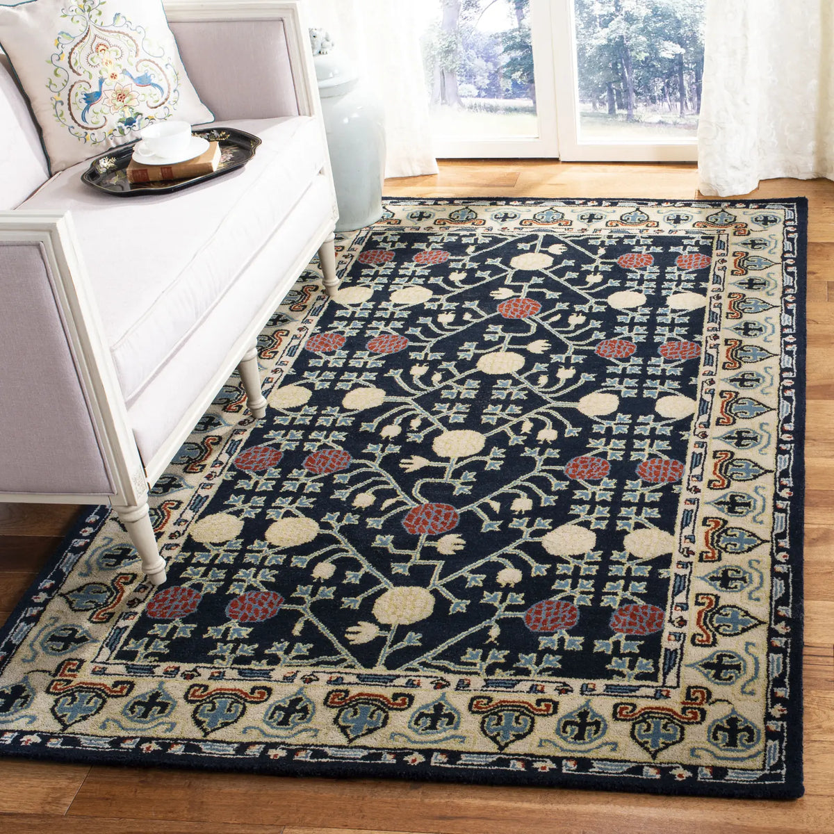 Safavieh Heritage 4'-0" x 6'-0" Rug in Navy / Ivory