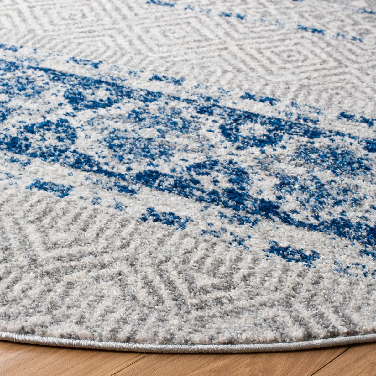 Safavieh Madison 700 6'-7" x 6'-7" Rug in Silver / Navy