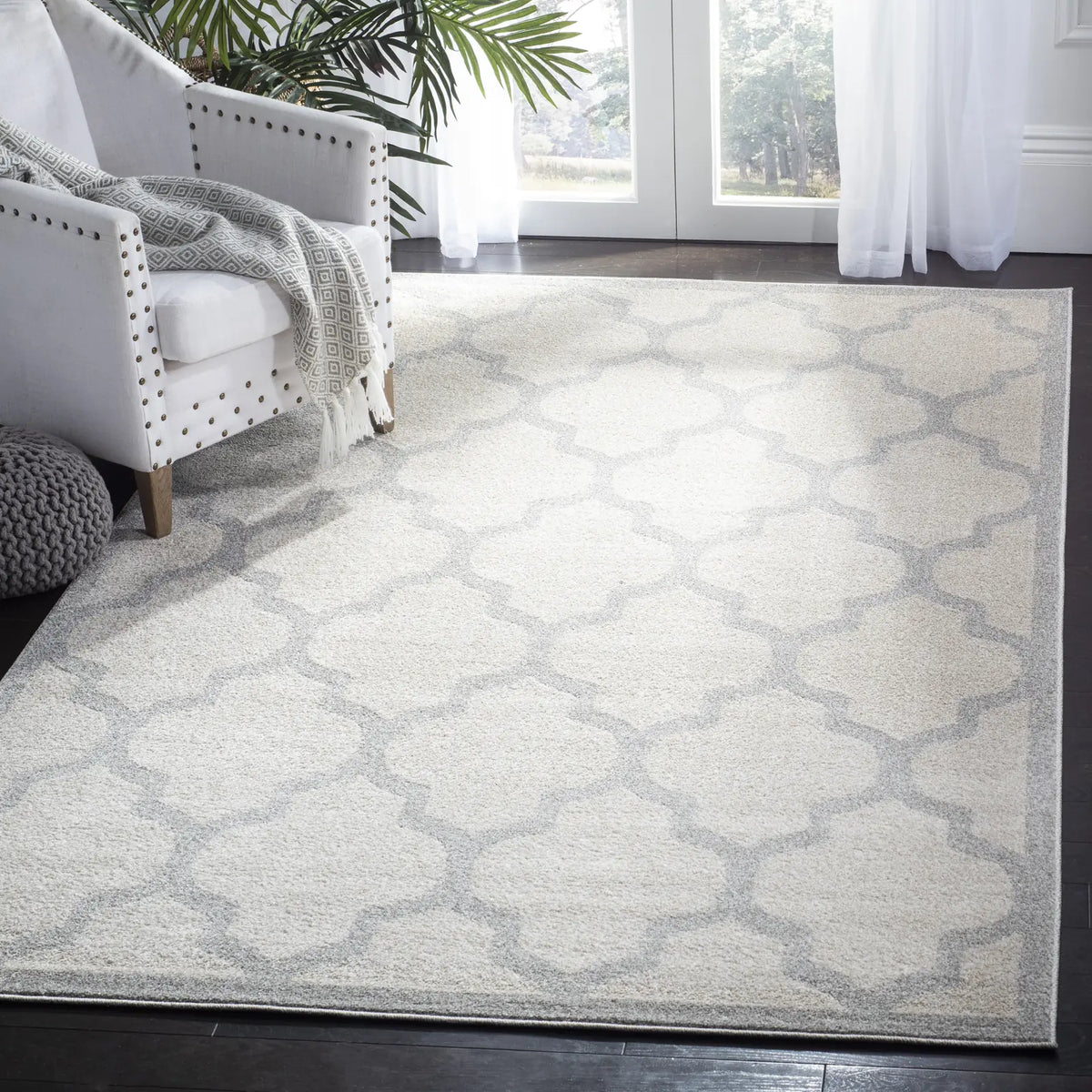 Safavieh Amherst 5'-3" x 8'-0" Rug in Beige / Light Grey