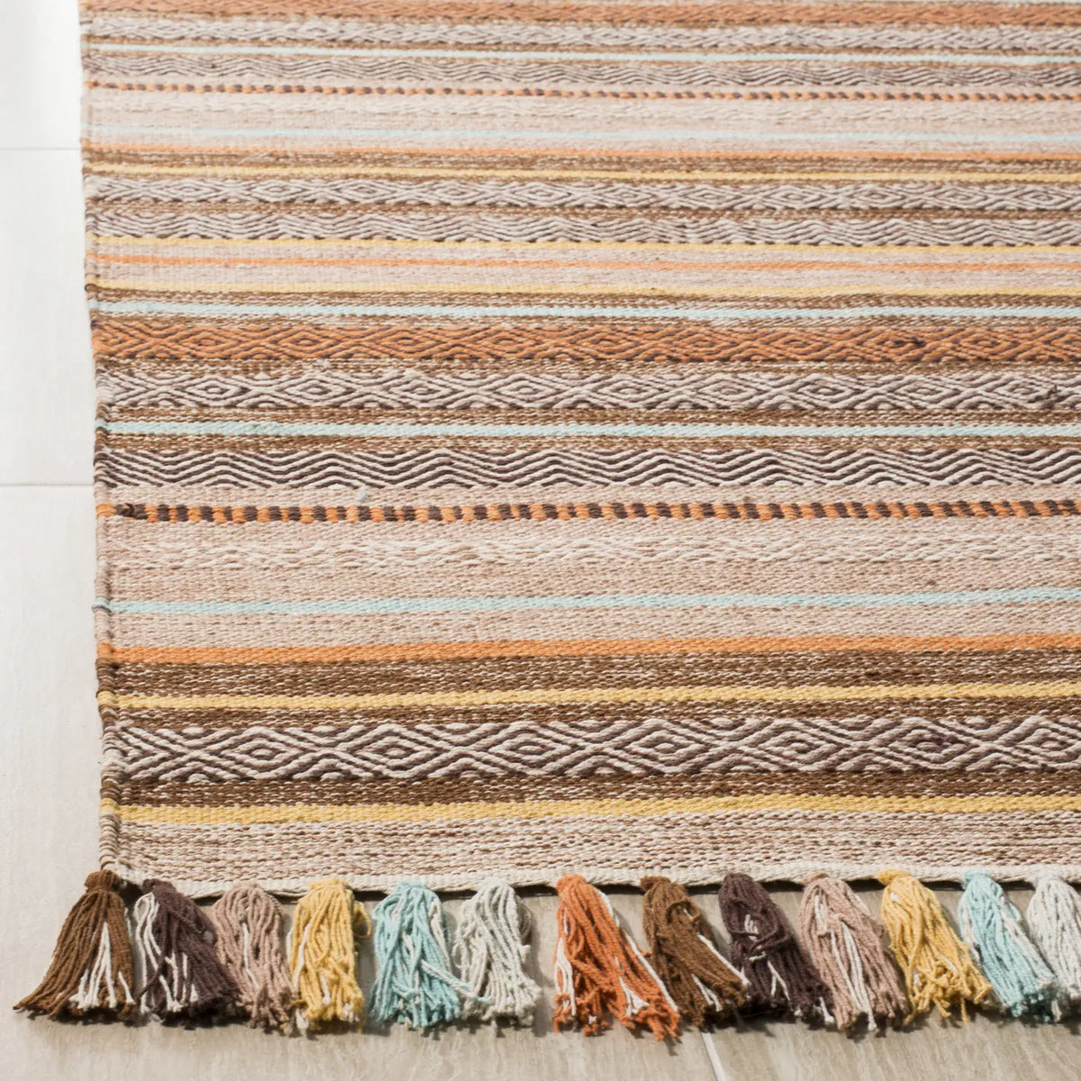 Safavieh Montauk 5'-0" x 8'-0" Rug in Brown / Multi