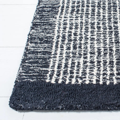 Safavieh Metro 4'-0" x 6'-0" Rug in Ivory / Black