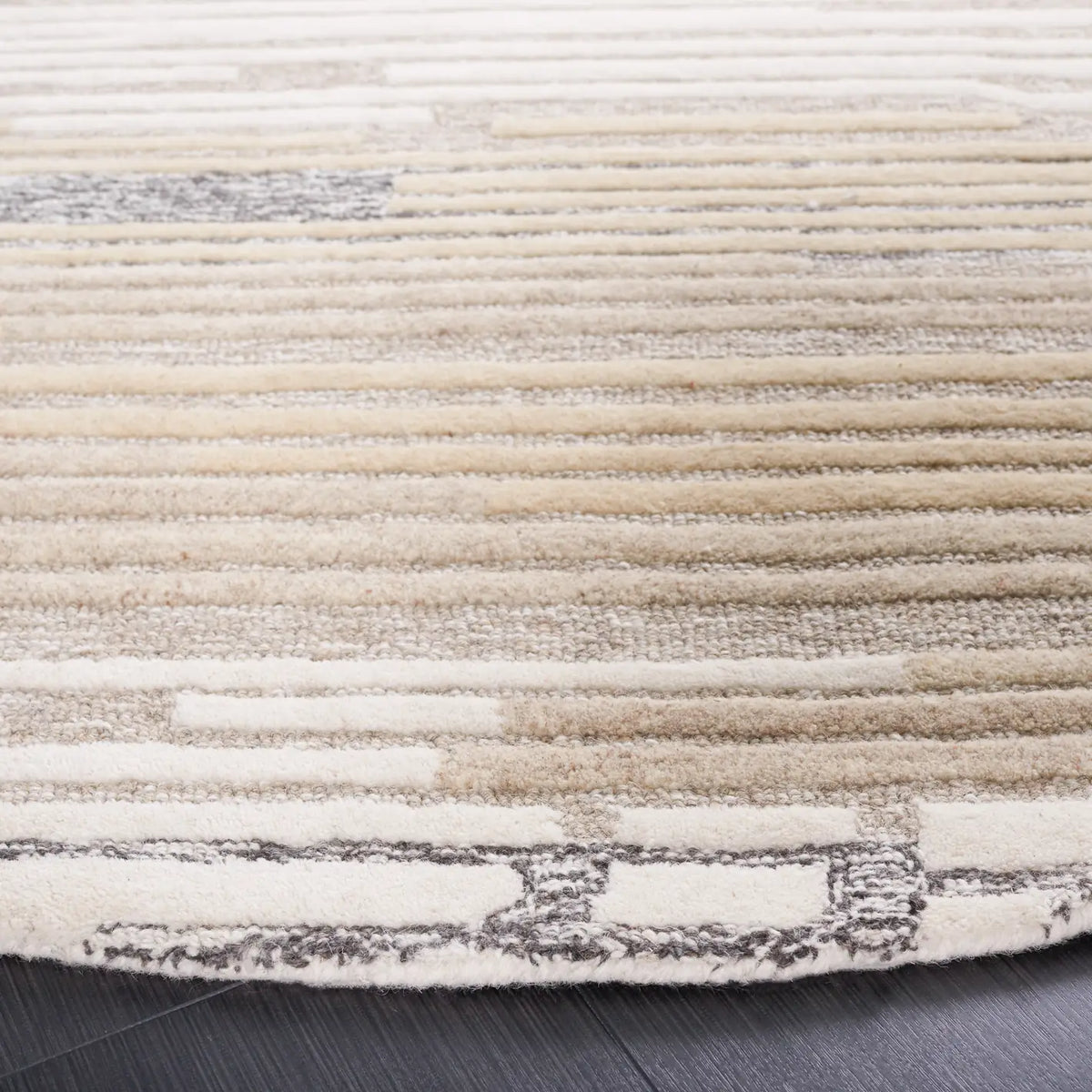 Safavieh Fifth Avenue 7'-0" x 7'-0" Rug in Natural / Beige