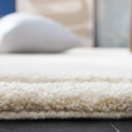 Safavieh Manhattan 4'-0" x 6'-0" Rug in Ivory / Beige