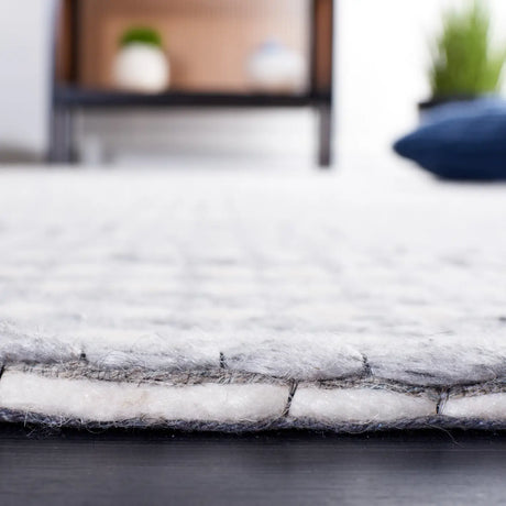 Safavieh Marbella 4'-0" x 6'-0" Rug in Grey / Ivory