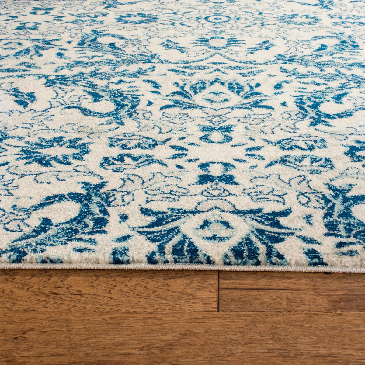 Safavieh Evoke 4'-0" x 6'-0" Rug in Ivory / Blue